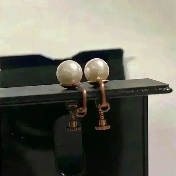 Vintage Single Faux Pearl Hinge Clip-on Earrings - Picture 3 of 3
